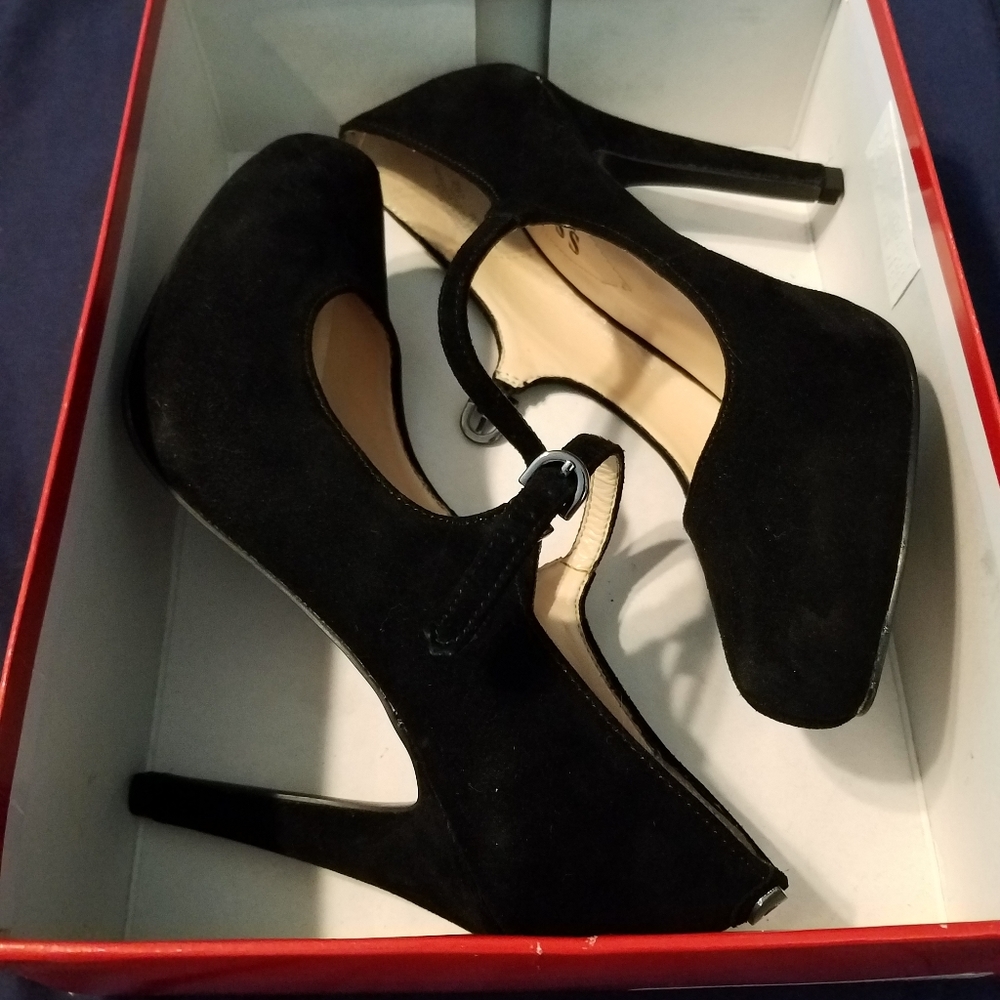 New Guess black suede pumps